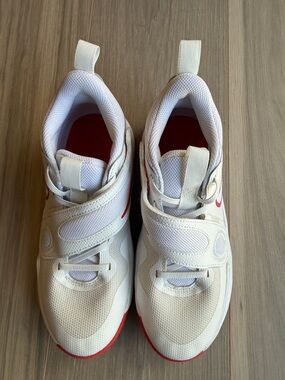 Nike Youth Team Hustle D 11 Basketball Sneakers Size 6Y